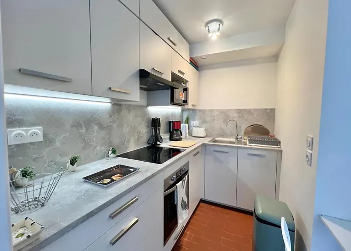 With Pool - Near 昂蒂布